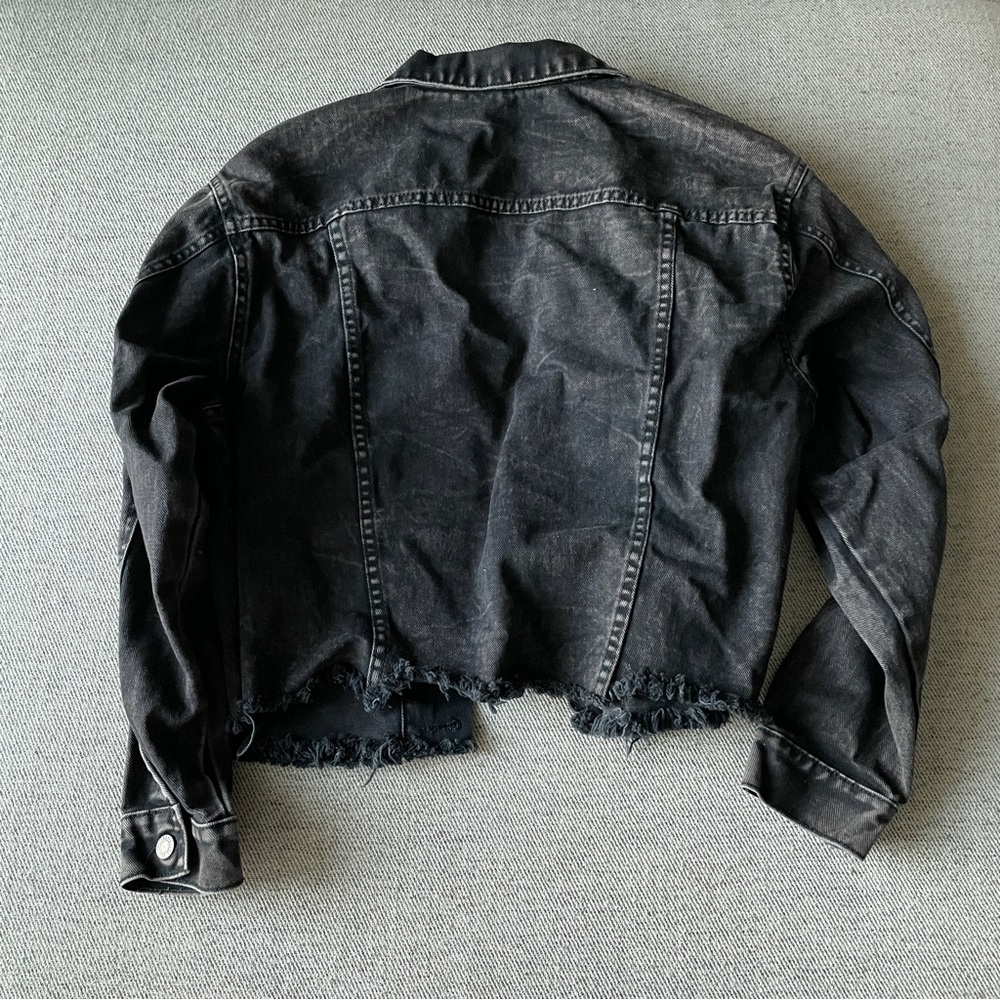 Brandy Melville John Galt Black Cropped Raw Hem Denim Jacket - Picture 4 of 4